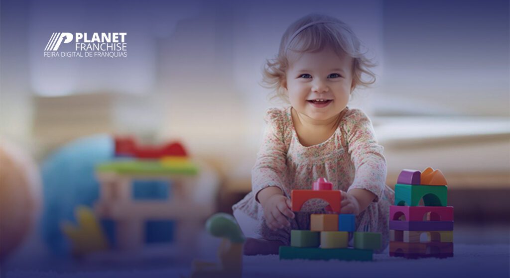 Bebê sorridente brincando com blocos de montar coloridos, representando a experiência da franquia Rent Me! no aluguel de brinquedos.