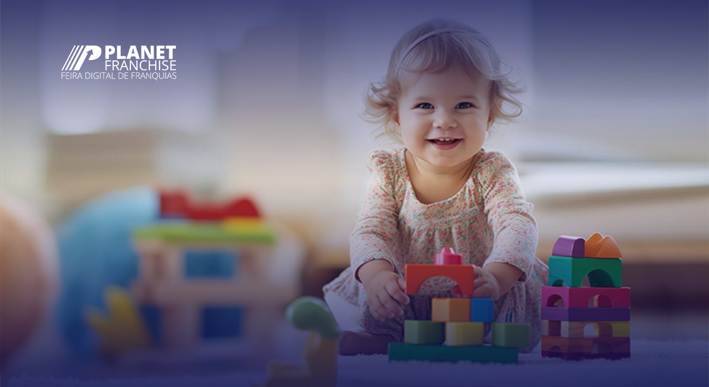 Bebê sorridente brincando com blocos de montar coloridos, representando a experiência da franquia Rent Me! no aluguel de brinquedos.