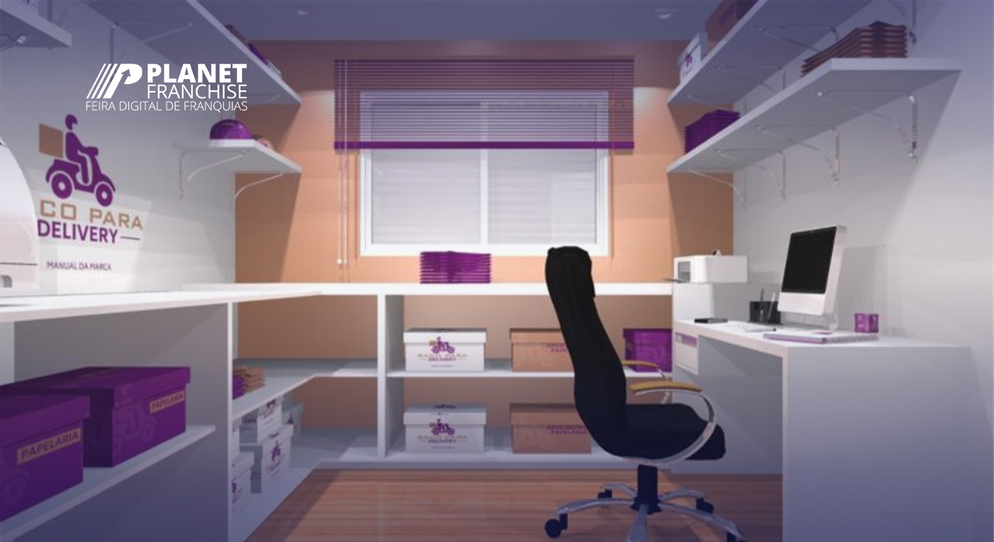 Escritório home based da franquia Saco Para Delivery com caixas de embalagens e computador, Planet Franchise.