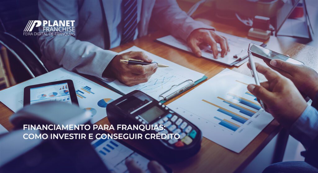 Mesa de trabalho com gráficos, calculadora, tablet e pessoas analisando dados financeiros sobre investimento e financiamento de franquias.