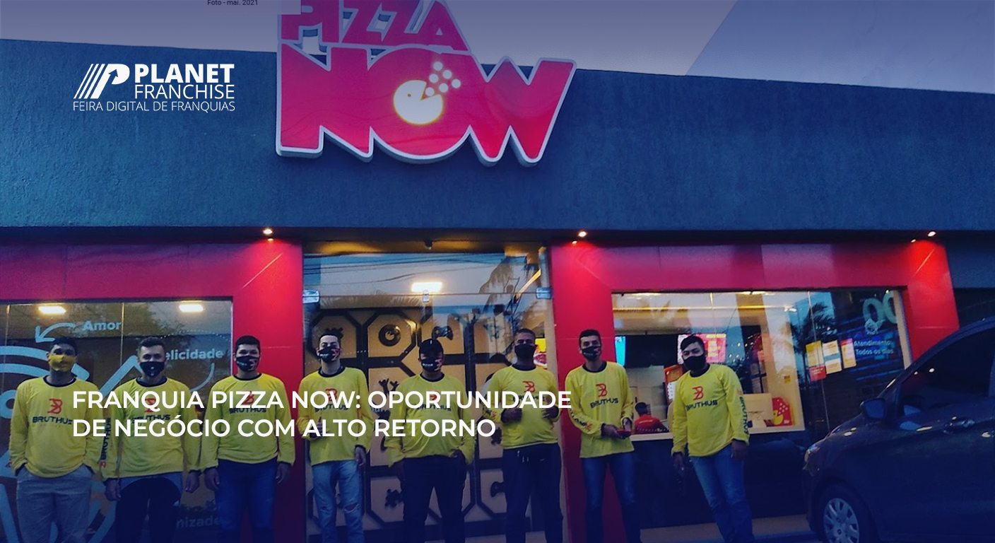 Fachada da franquia Pizza Now em frente de rua, com equipe posicionada em uniformes amarelos segurando caixas de pizza