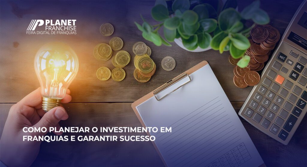 Mão segurando lâmpada acesa sobre mesa com prancheta, moedas e calculadora, destacando planejamento financeiro. Planet Franchise