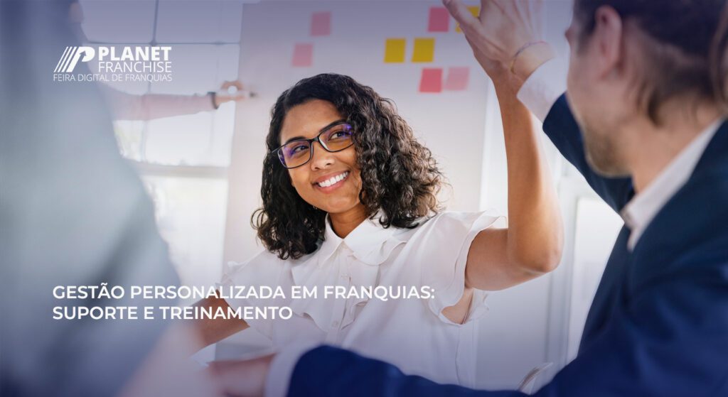 Mulher sorridente em reunião de trabalho, simbolizando gestão personalizada, suporte e treinamento em franquias.