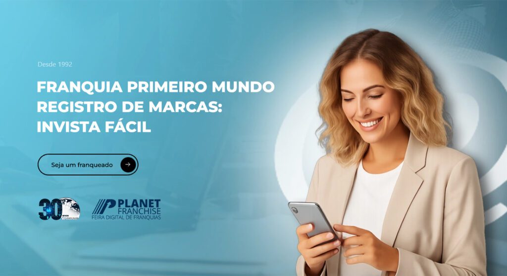 Mulher usando celular em ambiente corporativo com fundo azul, destacando franquia de registro de marcas