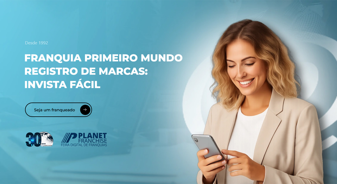 Mulher usando celular em ambiente corporativo com fundo azul, destacando franquia de registro de marcas