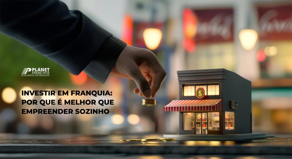 Mão colocando moedas em miniatura de loja representando investimento em franquia