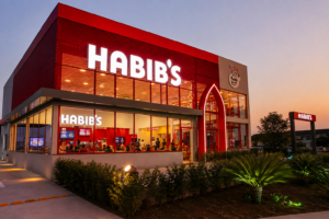 Fachada de uma unidade do Habib's, rede controlada pelo Grupo Gennius, em meio à repercussão sobre a crise financeira e a proteção judicial para negociação de dívidas.