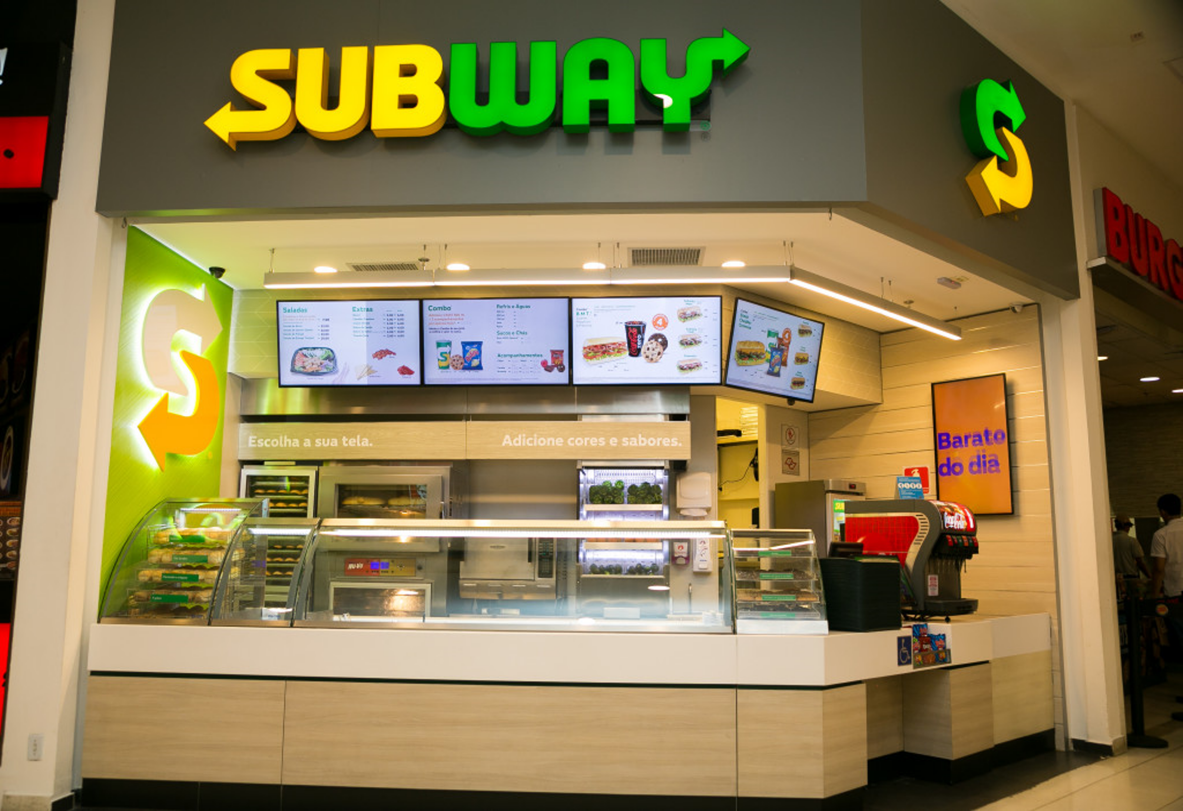 Unidade Subway no Brasil com novo padrão visual da rede.
